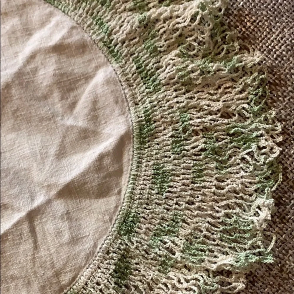 ESTATE ITEM Doily 16 x 16